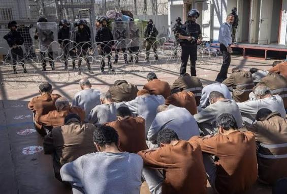أوضاع الأسرى في سجن "عوفر" صعبةٌ للغاية وإدارة السُّجون ترفض تقديم الأدوية للمرضى