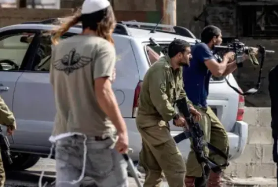 مستوطنون يعتدون بالضرب على مسن ويسرقون أمواله في الأغوار الشمالية