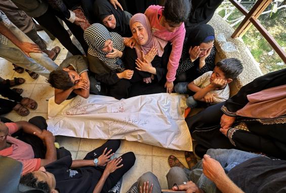 تشييع شهداء ارتقوا عند نقطة توزيع المساعدات الأمريكية في رفح