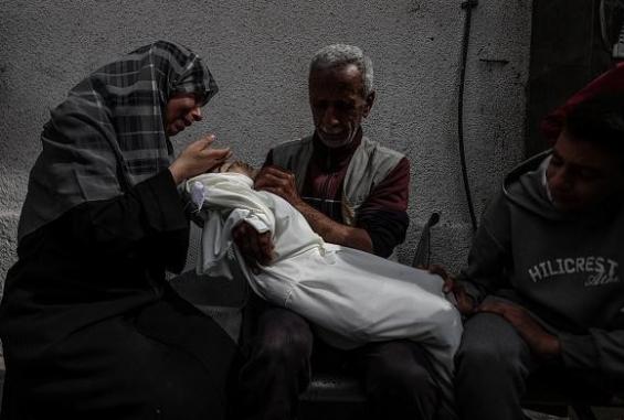 لحظات مؤثرة لتوديع طفل شهيد