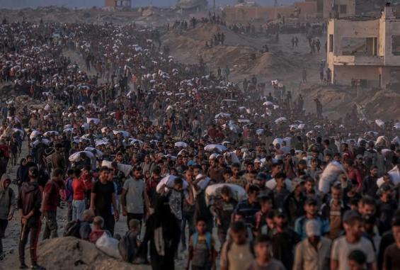 تجمهر المواطنين في غزة للحصول على المساعدات الإنسانية