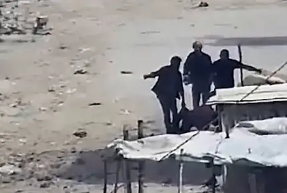 مشاهد صادمة لاستهداف الاحتلال 3 مدنيِّين عزل في الشَّجاعيَّة