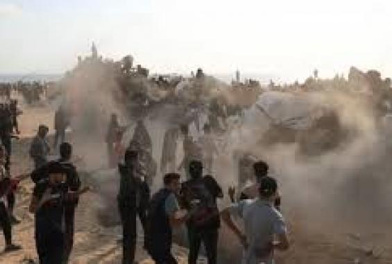 فوضى اثناء دخول مساعدات محدودة لغزة