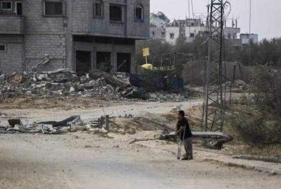 مصاب فلسطيني محروم من الوصول إلى بقايا منزله المدمر قرب الخط الأصفر