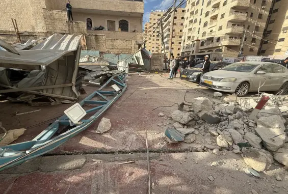 الاحتلال يهدم 40 منشأة في كفر عقب ويواصل حصار شمال القدس