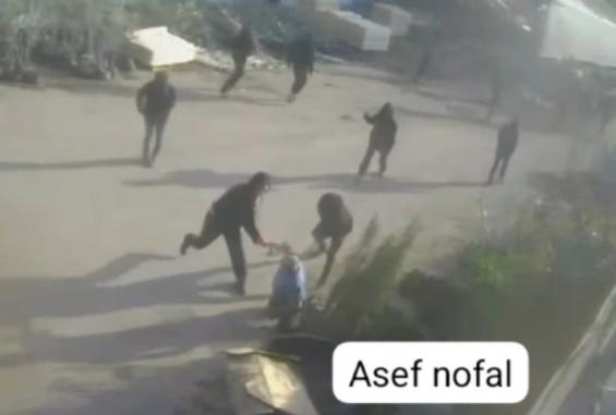 مشاهد مؤلمة.. مستوطنون يعتدون على مسن بالضرب والهروات في دير شرف غرب نابلس