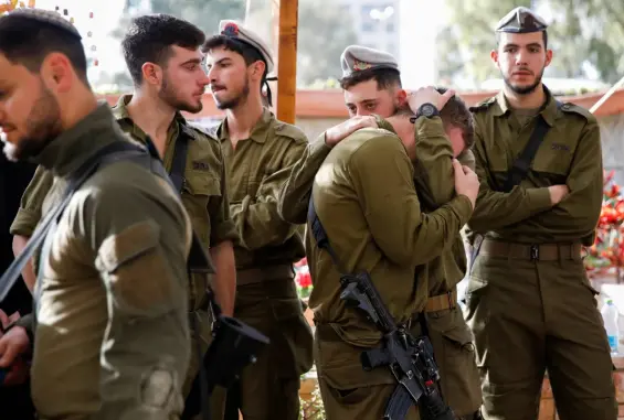 جنود إسرائيليون يبكون في جنازة أحد الجنود الذي قتل بقطاع غزة -أرشيفية-