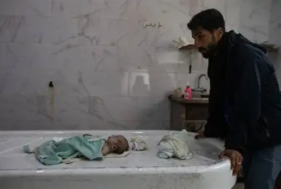 عشرة رُضّع قضوا بردًا… برد الخيام يفتك بالرضّع في غزة وسط عجز صحي