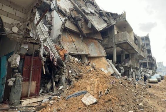 انهيار منزل متضرر من قصف إسرائيلي سابق