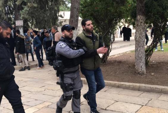 الاحتلال الإسرائيلي مقدسيين عن المسجد الأقصى