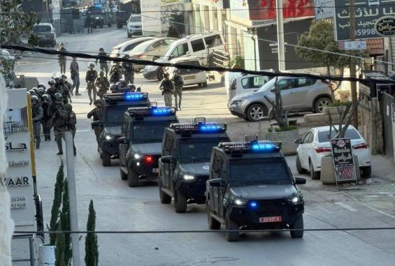 الاحتلال يواصل عدوانه على مناطق شمال شرق القدس ويقتحم مخيم قلنديا