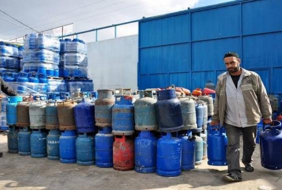 تعبئة أسطوانات الغاز بغزة -أرشيفية-