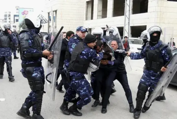أجهزة السلطة أثناء الاعتداء على المواطنين في رام الله