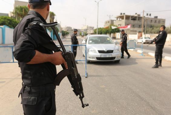 عنصر من عناصر الشرطة في غزة