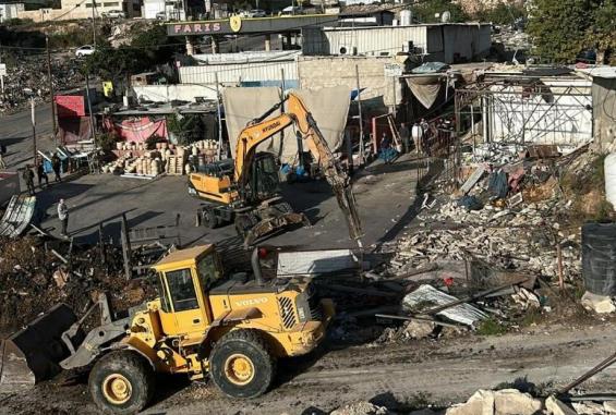الاحتلال يُجبر مقدسيًا على هدم منزله ذاتيًا في بيت حنينا