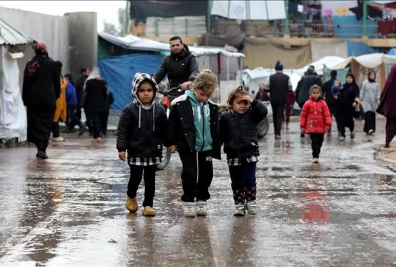 اليونيسف: برد الشتاء يفاقم الخطر على حياة مئات آلاف الأطفال النازحين في غزة