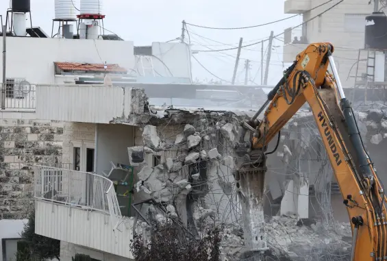 الاحتلال يهدم ورشة في بيت حنينا بالقدس