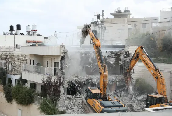 بلدية الاحتلال تجبر مقدسيًا على هدم منزله ذاتيًا في جبل المكبر