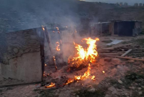 مستوطنون يحرقون منشآت زراعية شمال شرق القدس