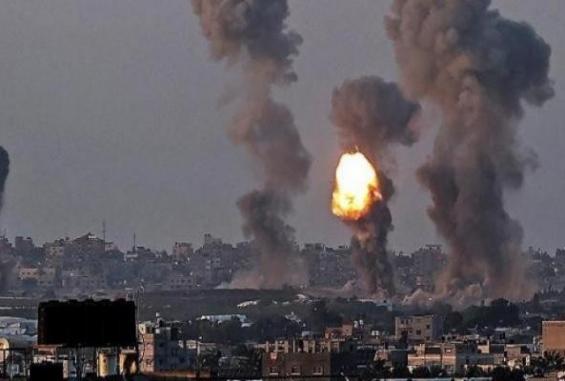 خروقات متواصلة...  جيش الاحتلال ينسف منازل في البريج ويشنّ غارات جنوب غزة