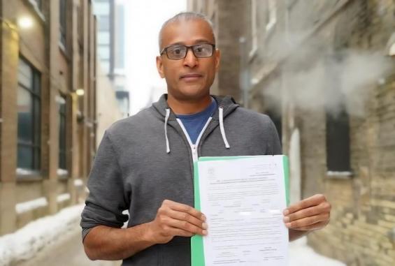 طبيب كندي يُمنع من دخول غزة عبر حافلة أممية بسبب حيازته معدات طبية