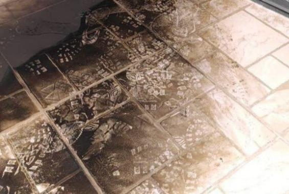 مستوطنون يضرمون النار بمدخل مسجد جنوب نابلس