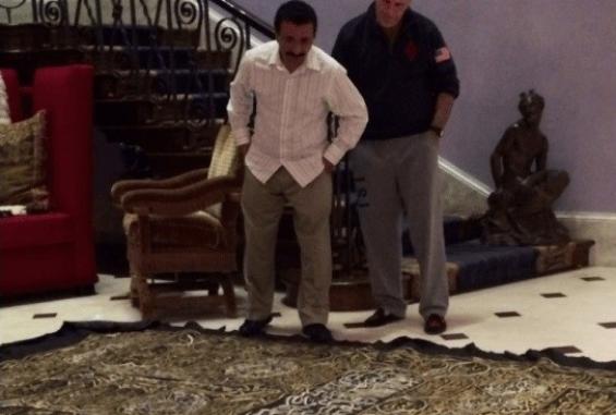 كيف وصلت كسوة الكعبة إلى "إبستين"؟ وثائق وصورة مع رجل أعمال إماراتي تفتح باب الأسئلة