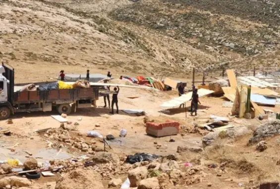 11 عائلة بدوية تُجبر على تفكيك خيامها بسبب اعتداءات المستوطنين