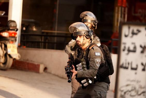 الاحتلال يشن حملة اعتقالات ومداهمات في عدة مناطق بالضفة الغربيّة