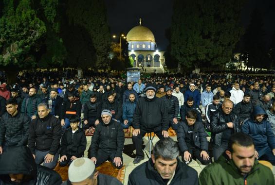 60 ألف مصلٍ يؤدون العشاء والتراويح في المسجد الأقصى