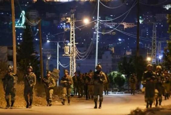 قوات الاحتلال تقتحم مناطق عدة في نابلس وتعتدي بالضرب على شاب