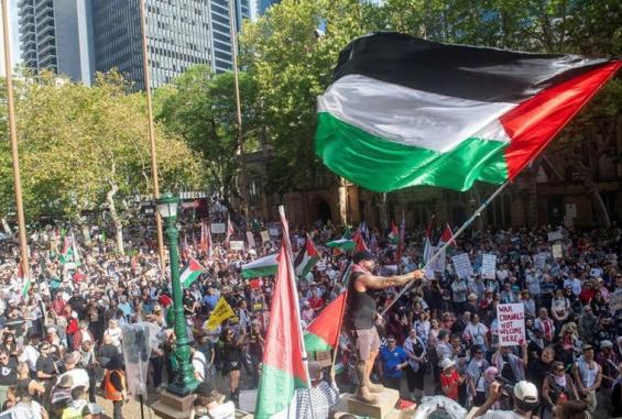 عشرات الآلاف يتظاهرون في أستراليا ضد زيارة "هرتسوغ" ويطالبون باعتقاله