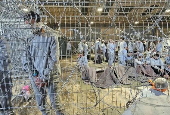 أسرى في أحد سجون الاحتلال