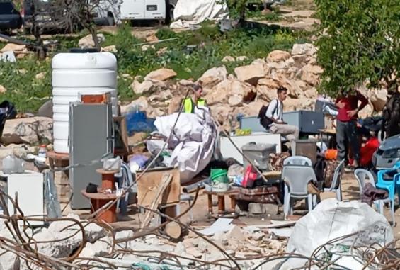 الاحتلال يصادر خياما للأهالي في الخليل ويواصل إغلاقاته واقتحاماته بالضفة