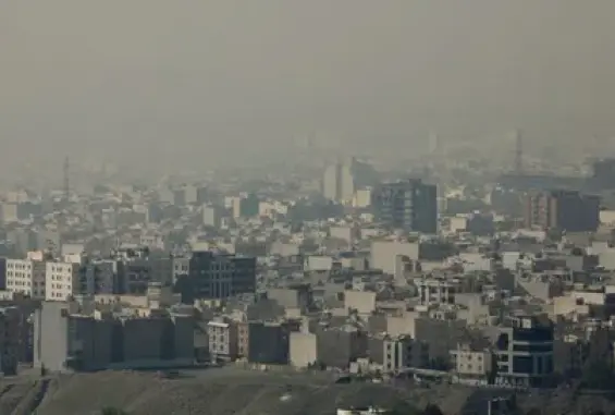 غيوم سوداء وأمطار حمضية محتملة فوق طهران بعد استهداف مخازن الوقود