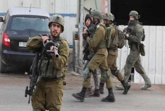 اعتقال فلسطيني من قبل قوات الاحتلال