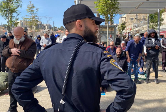 فلسطينيون يصلون في منطقة باب العامود عقب إغلاق الاحتلال للمسجد الأقصى