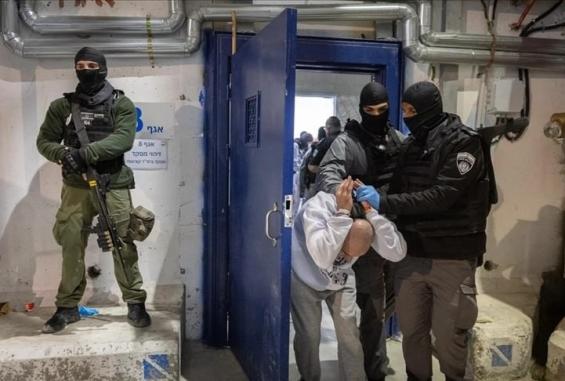 بينهم ثلاث أسيرات.. أكثر من 180 أمر اعتقال إداري خلال 15 يومًا