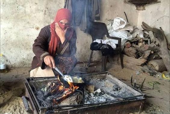 في اليوم العالمي للمرأة.. نساء غزة يصارعن الدخان السام لإتمام إفطار عائلاتهن