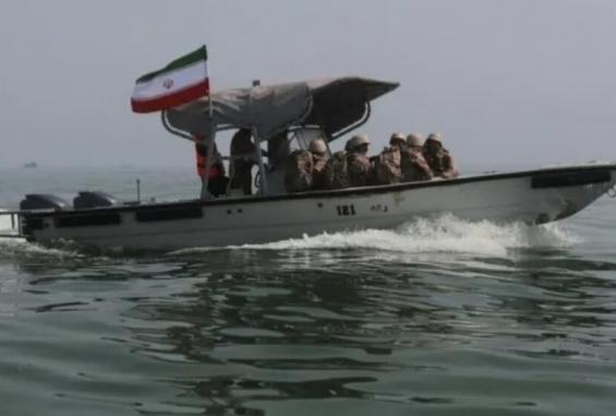 القوات المسلحة الايرانية تسيطر على مضيق هرمز