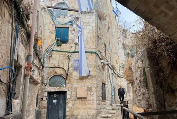 جمعية استيطانية تستولي على شقتين في بلدة سلوان بالقدس وتشرد قاطنيها