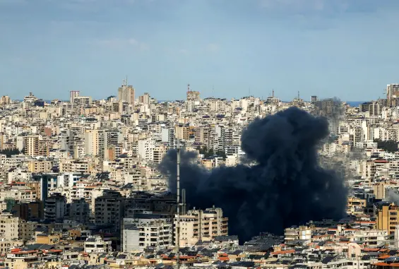 15 شهيدًا في غارات "إسرائيلية" على جنوب لبنان وحزب الله يقصف مواقع للاحتلال