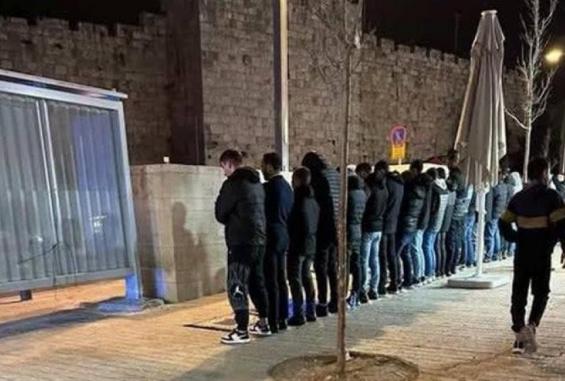 مقدسيون يؤدون صلاتي العشاء والتراويح قرب باب الساهرة