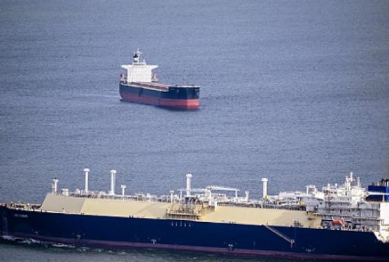 طهران تتحدى تهديدات ترامب: لاريجاني يحذّر من تحويل مضيق هرمز إلى "مضيق اختناق" للحالمين بالحرب