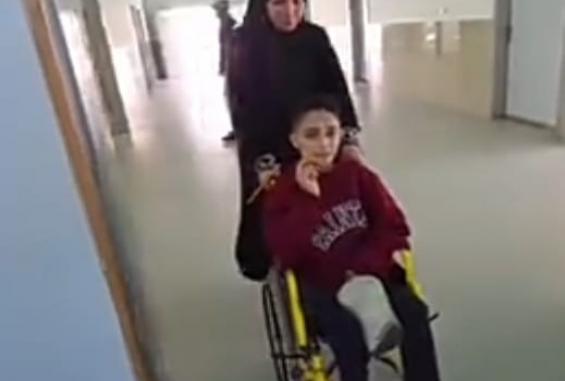 الطفل محمد المتفوّق.. أسير الكرسي المتحرك ووجع أم تكافح وحدها