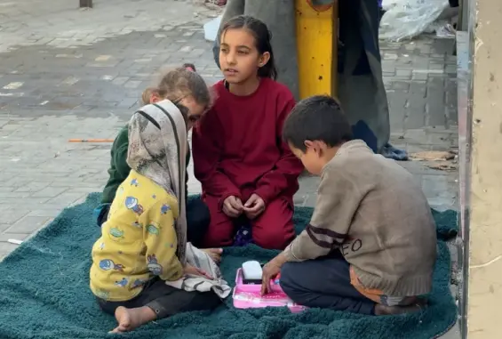 عشية العيد.. أطفال غزة يواجهون واقعا بلا ألعاب ولا ملابس جديدة