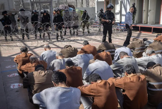 قمع الأسرى في سجون الاحتلال