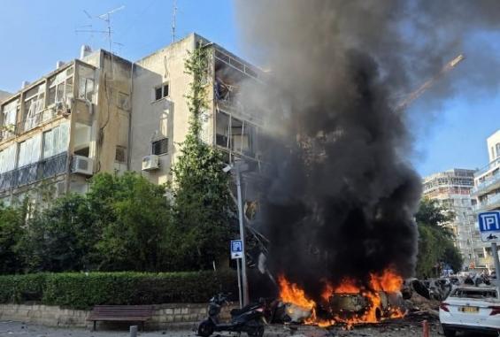 6 إصابات ودمار مبانٍ في "تل أبيب" جراء صواريخ إيرانية