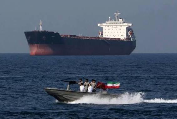 إيران تغلق مضيق هرمز وتوقف أكثر من 150 ناقلة نفط