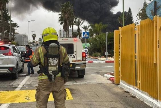 حريق وتسرب مواد خطرة في النقب بعد إصابة مجمع صناعي بصاروخ إيراني